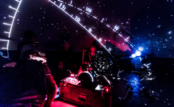 Vue de l'intérieur du plénatérium numérique lors d'une séance.