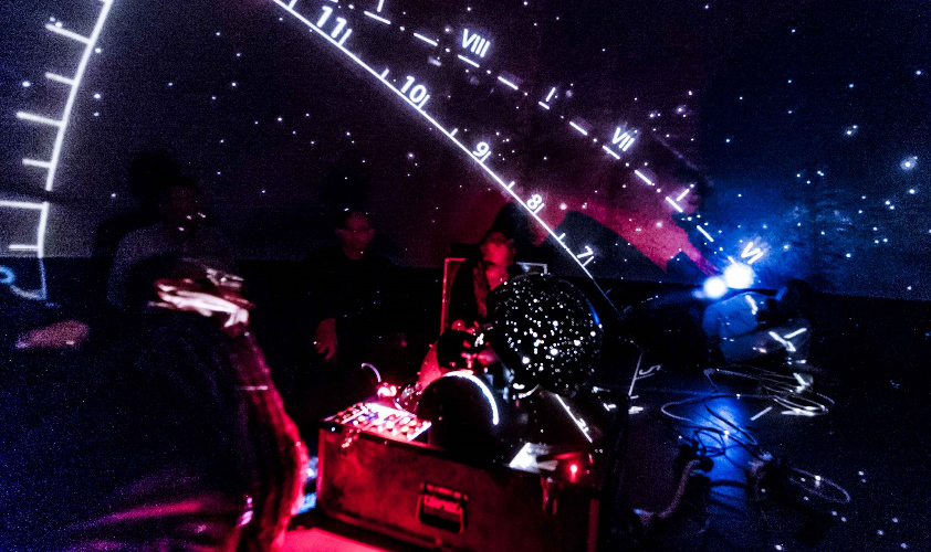 Vue de l'intérieur du plénatérium numérique lors d'une séance.